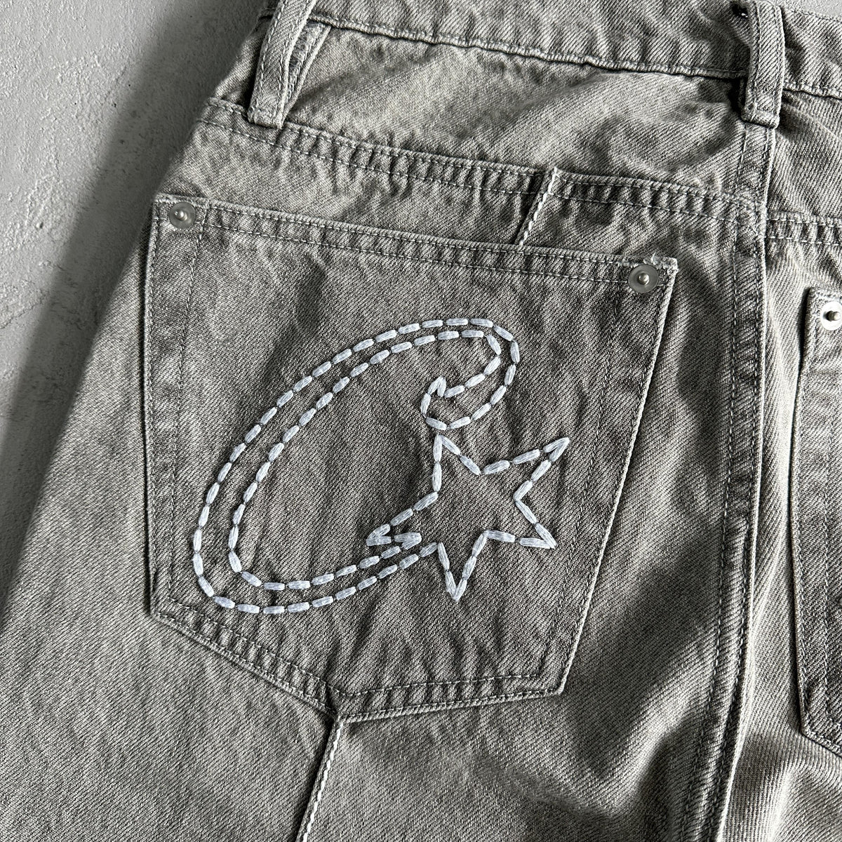 Corteiz Jean en denim gris